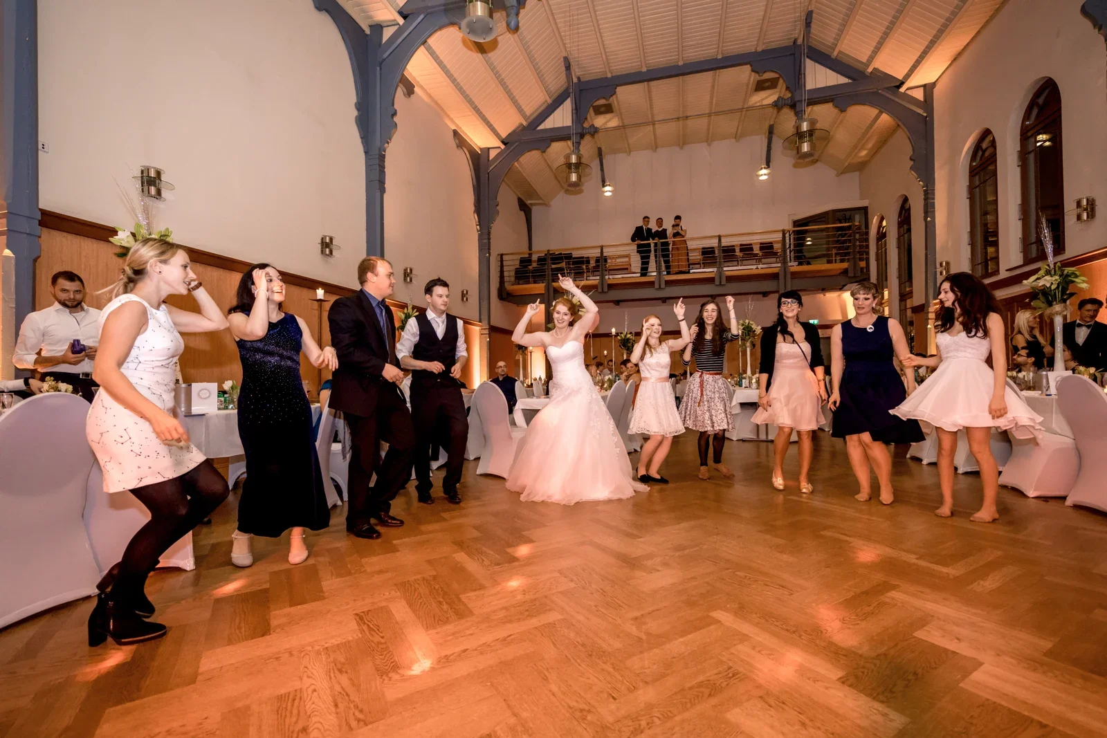 Gemeinsam ausgelassen auf der Tanzfläche – Novemberhochzeit von Johannes und Maria in Sondershausen