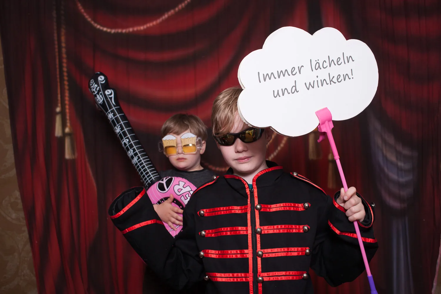 Zwei Gäste mit aufblasbarer Gitarre und Sprechblase – Beispiel aus der Fotobox-Galerie von Delf Zeh