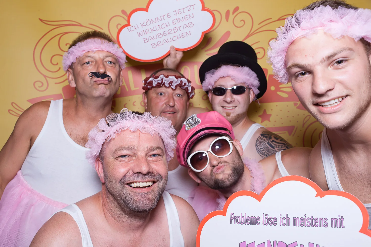Gruppenbild mit bunten Hüten, Brillen und Sprechblase – Beispiel aus der Fotobox-Galerie von Delf Zeh