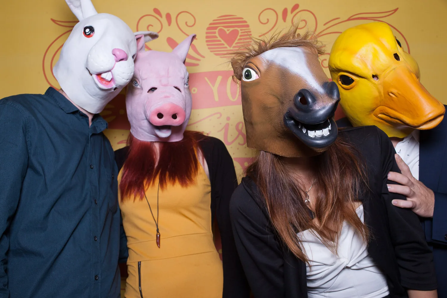 Vier Gäste mit Tiermasken vor der Fotobox – Beispiel aus der Fotobox-Galerie von Delf Zeh