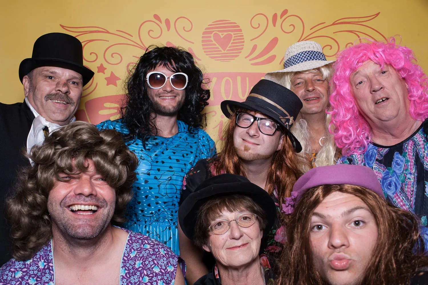 Kostümierte Gruppe mit bunten Hüten und Brillen – Beispiel aus der Fotobox-Galerie von Delf Zeh