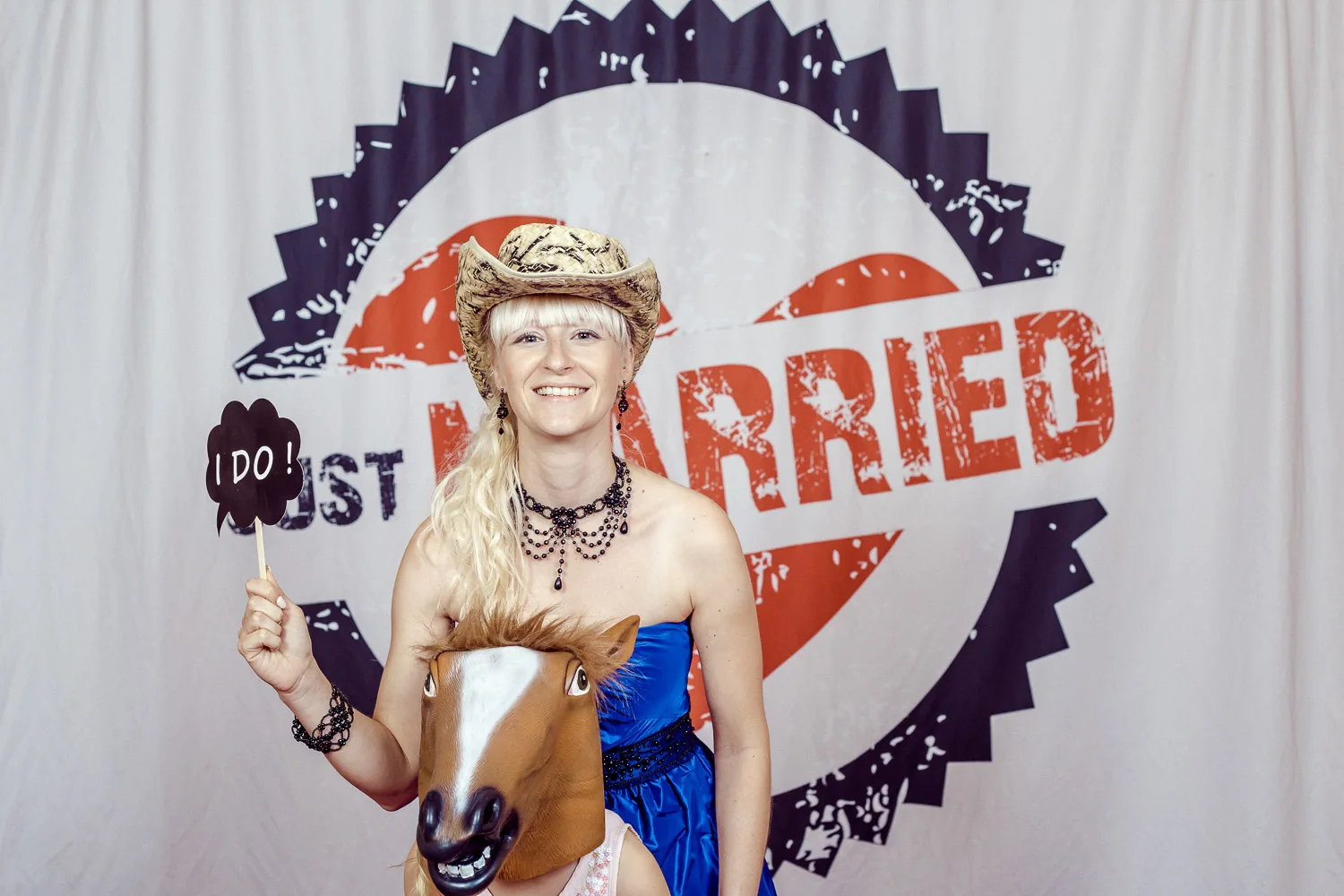 Hochzeitsgast mit Glitzerhut und aufblasbarer Gitarre – Beispiel aus der Fotobox-Galerie von Delf Zeh