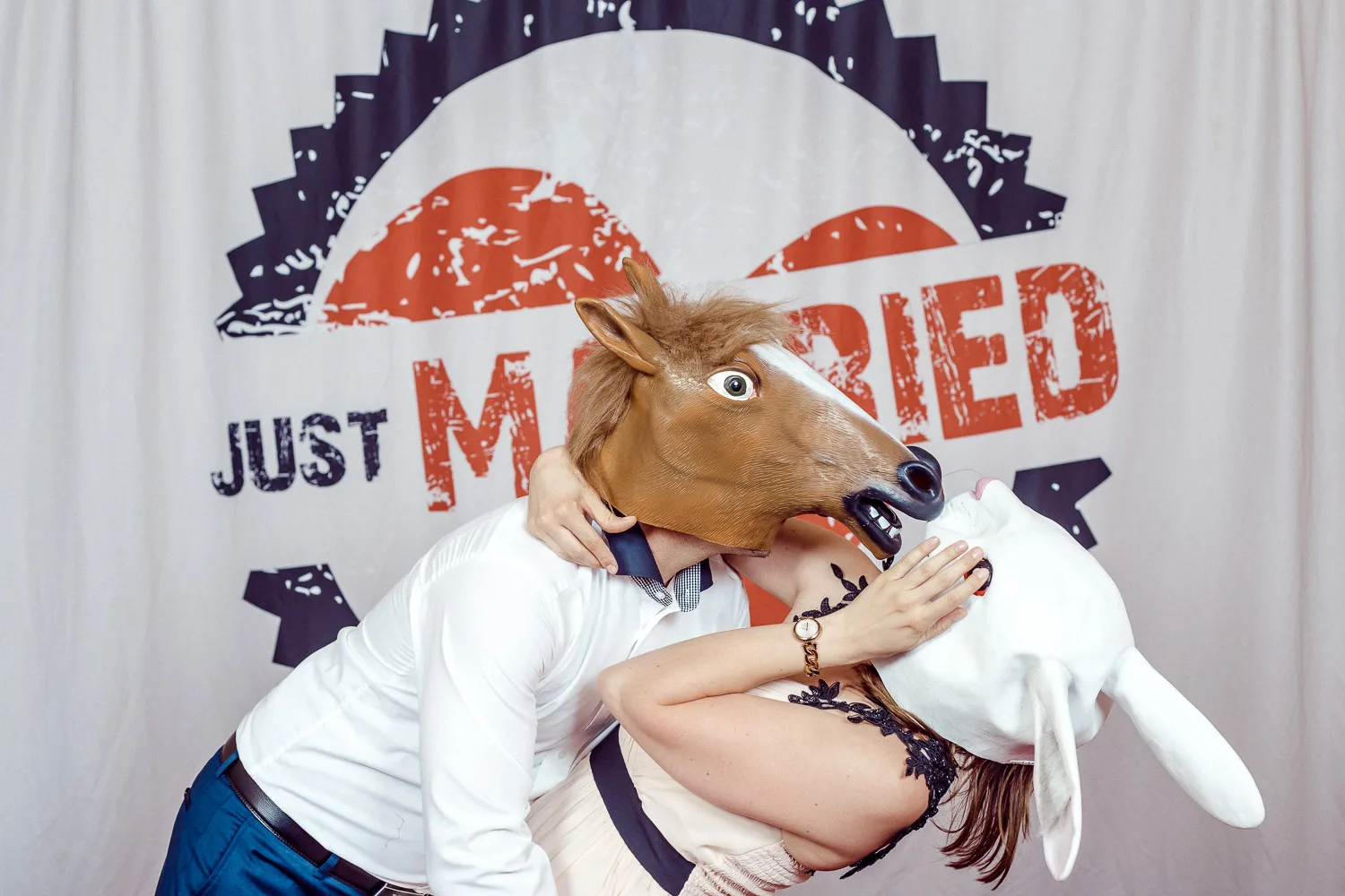 Fotobox-Paar mit Pferdemaske vor dem Hochzeitshintergrund – Beispiel aus der Fotobox-Galerie von Delf Zeh