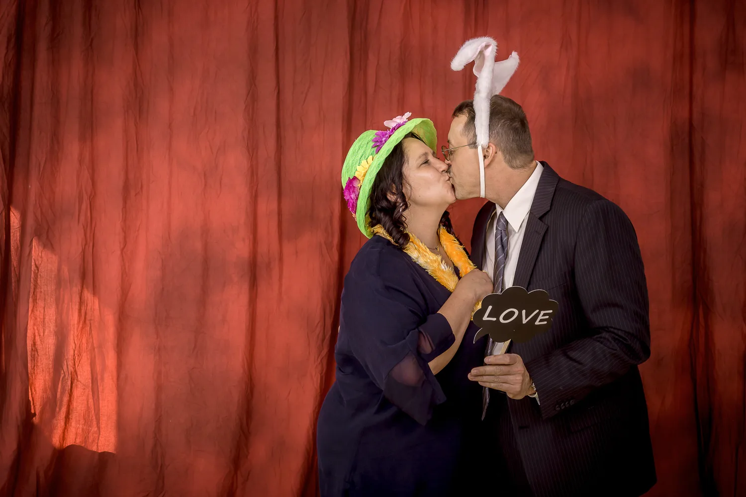 Fotobox-Kuss mit Tiermasken und Love-Schild – Beispiel aus der Fotobox-Galerie von Delf Zeh