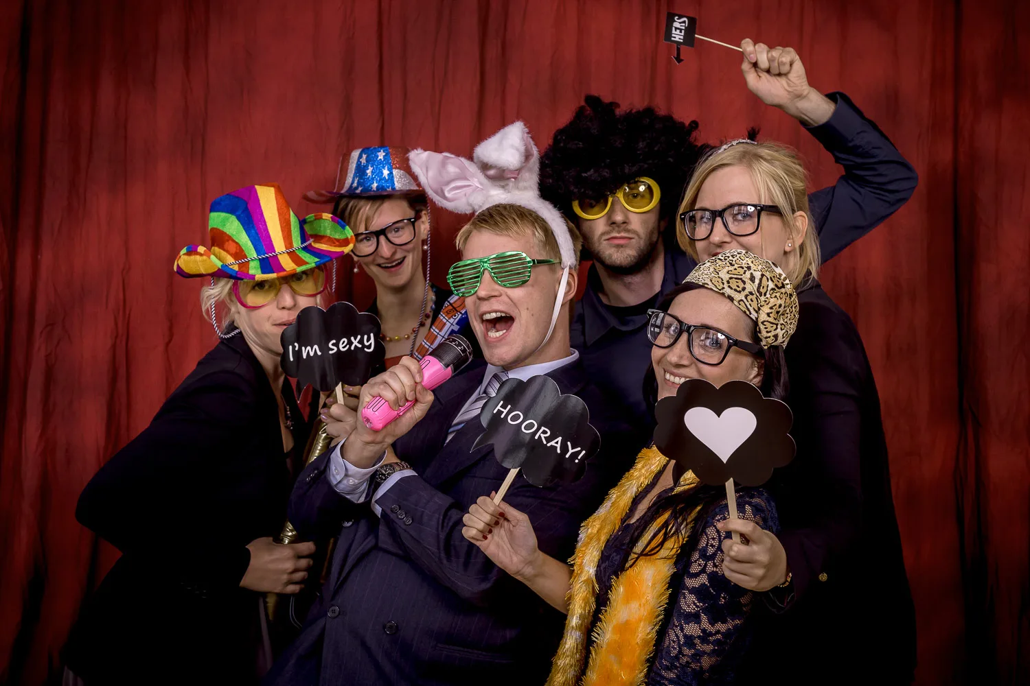 Große Gruppe mit bunten Partyhüten und Requisiten – Beispiel aus der Fotobox-Galerie von Delf Zeh