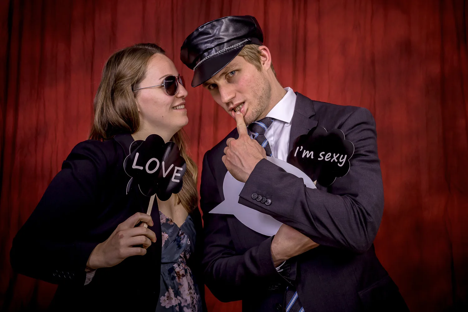 Fotobox-Paar mit Love-Schild und Kapitänsmütze – Beispiel aus der Fotobox-Galerie von Delf Zeh