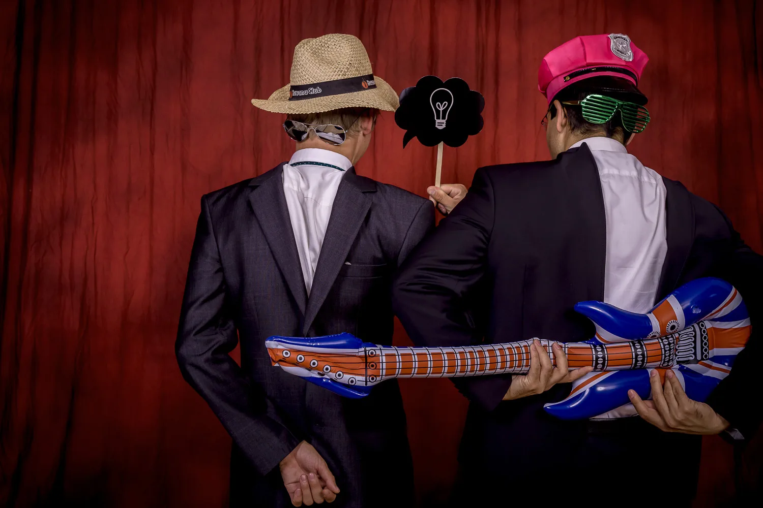 Zwei Gäste von hinten mit aufblasbarer Gitarre – Beispiel aus der Fotobox-Galerie von Delf Zeh