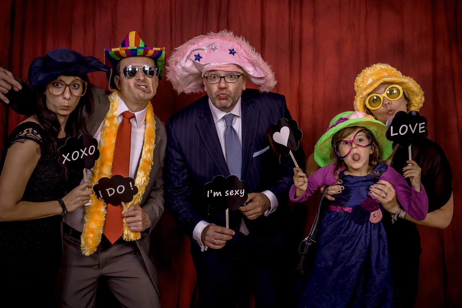 Bunte Partygruppe mit Hüten und Musikinstrument-Requisiten – Beispiel aus der Fotobox-Galerie von Delf Zeh