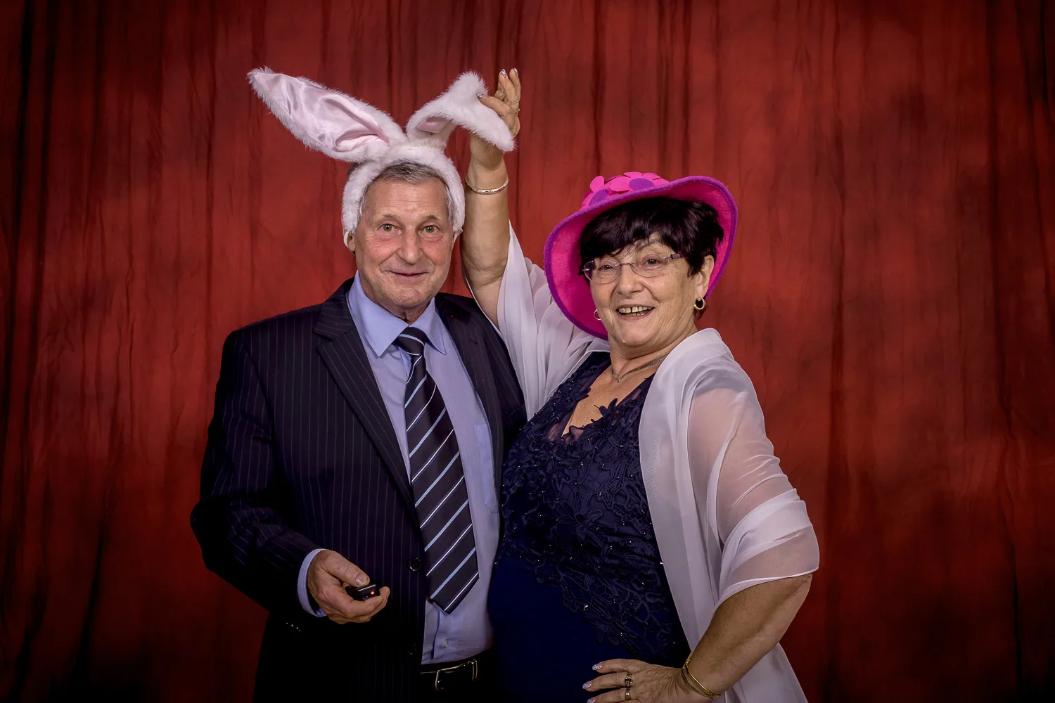 Zwei Gäste mit Hasenohren und rosa Hut – Beispiel aus der Fotobox-Galerie von Delf Zeh
