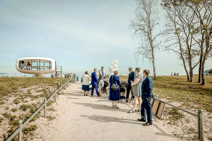Strandhochzeit in Binz – Hochzeitsfotos von Jennifer und Matze – Aufnahme 1 von Delf Zeh