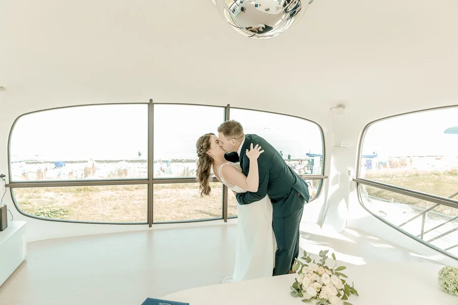 Strandhochzeit in Binz – Hochzeitsfotos von Jennifer und Matze – Aufnahme 15 von Delf Zeh
