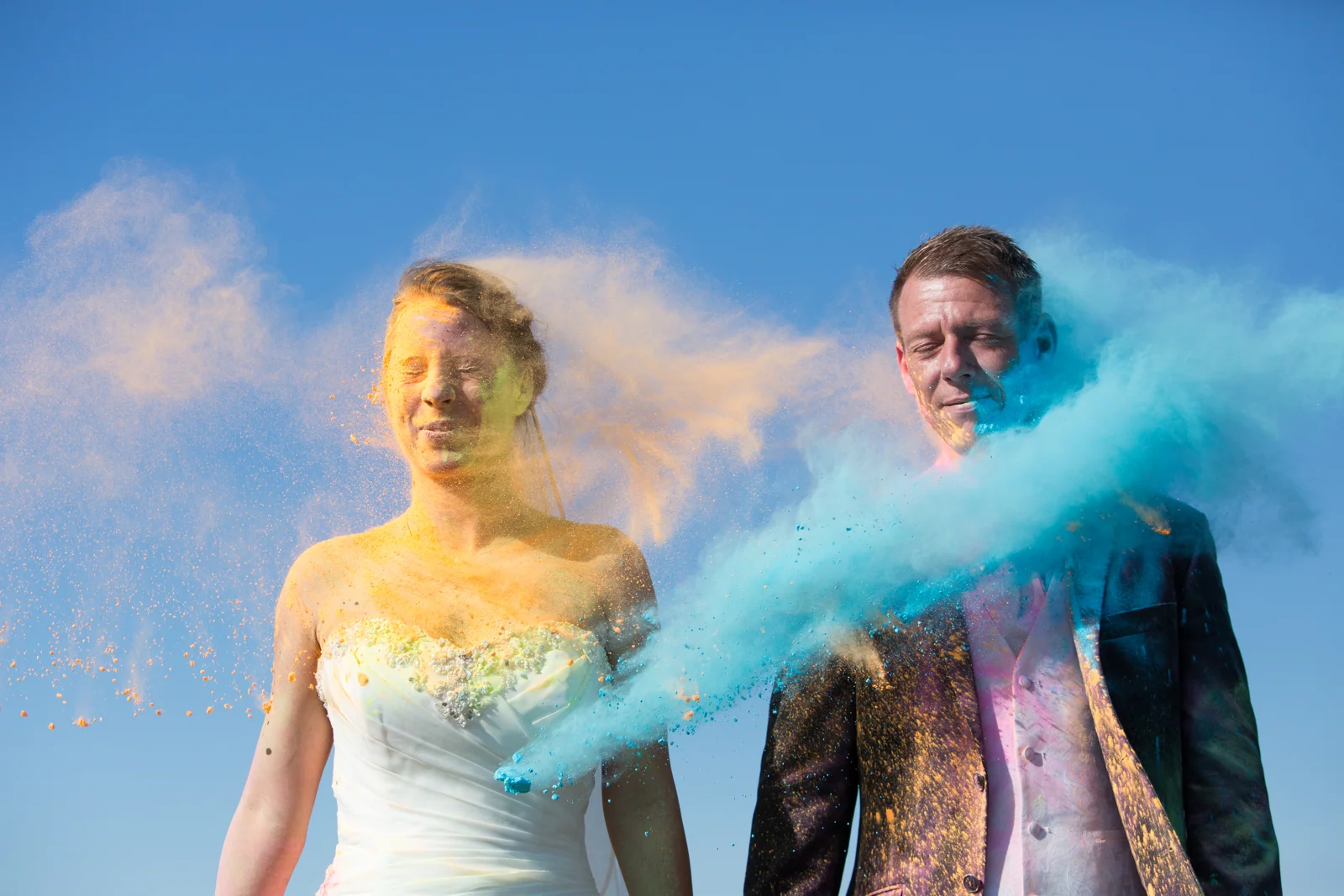 Sabrina und Jan in einer Wolke aus Farbpulver – Trash the Dress mit Sabrina und Jan