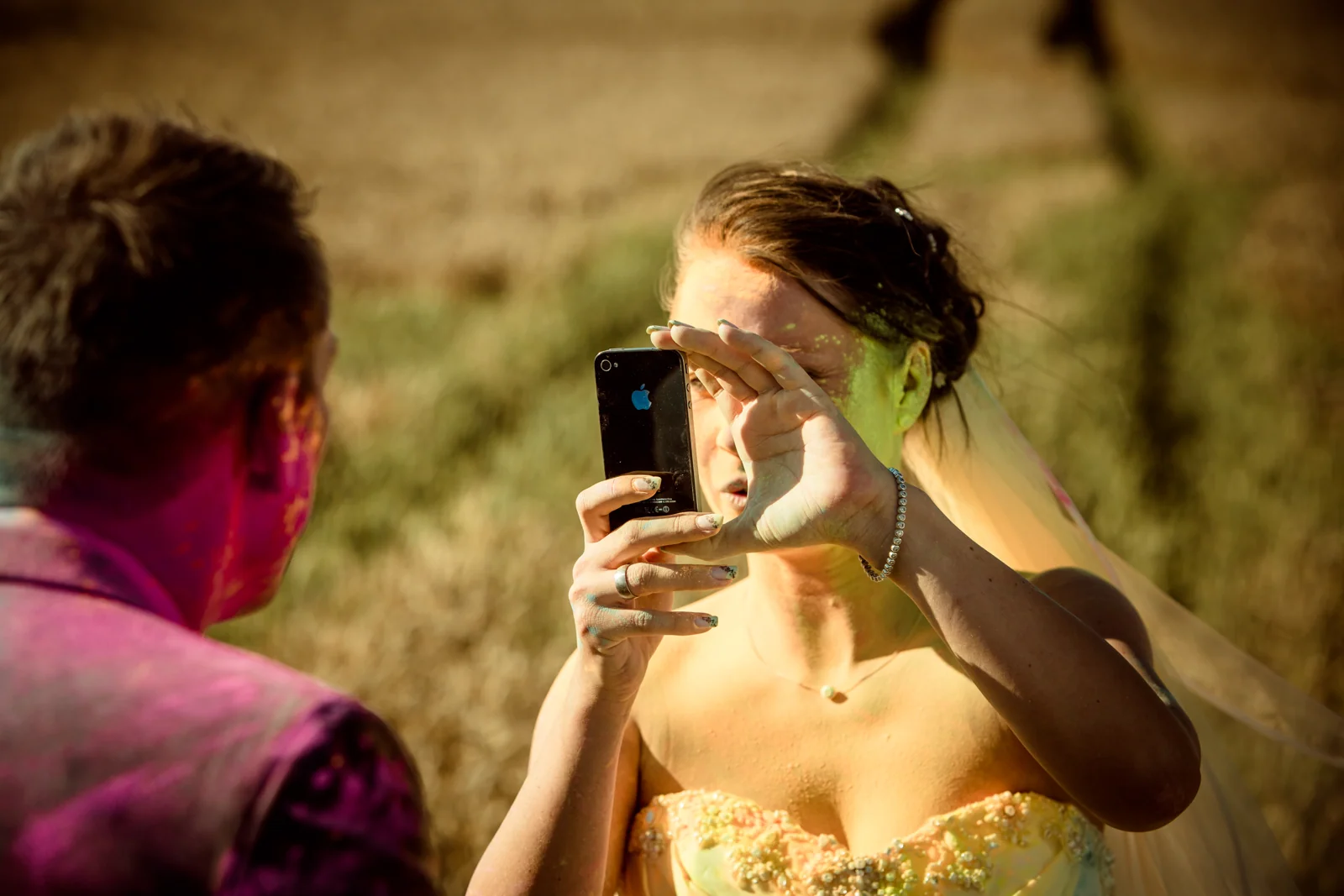 Sabrina hält einen spontanen Moment mit dem Handy fest – Trash the Dress mit Sabrina und Jan