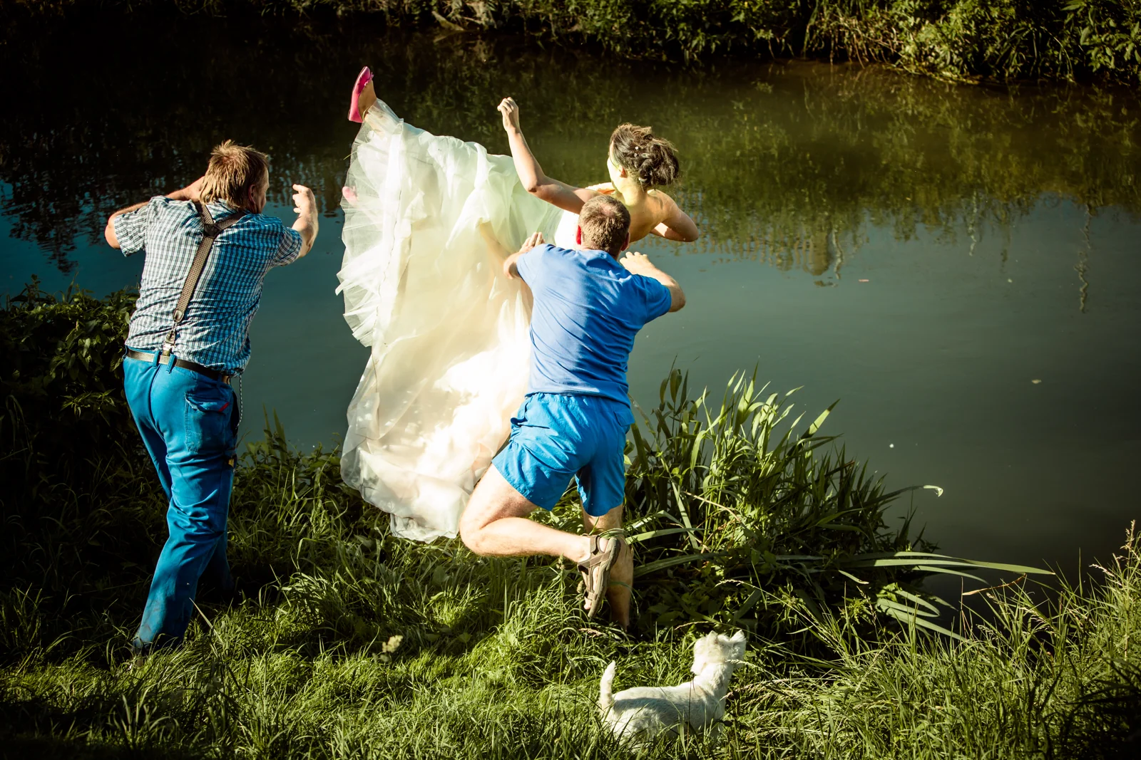 Sabrina fliegt mit ihrem Brautkleid ins Wasser – Trash the Dress mit Sabrina und Jan