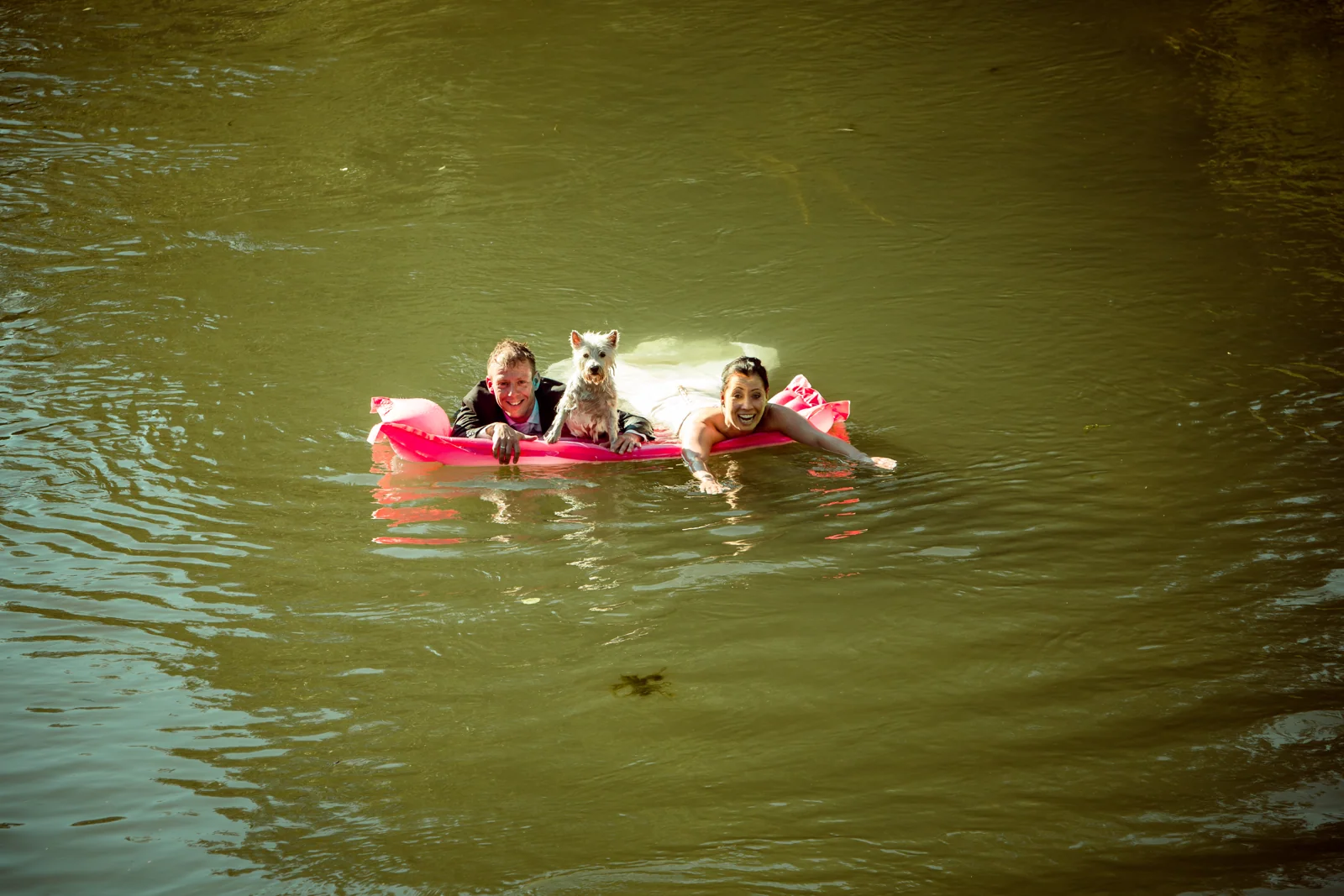 Das Brautpaar mit Hund auf der Luftmatratze – Trash the Dress mit Sabrina und Jan