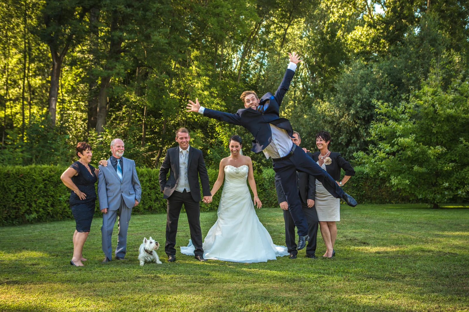 Ein ausgelassenes Gruppenbild mit Hund im Grünen – Trash the Dress mit Sabrina und Jan