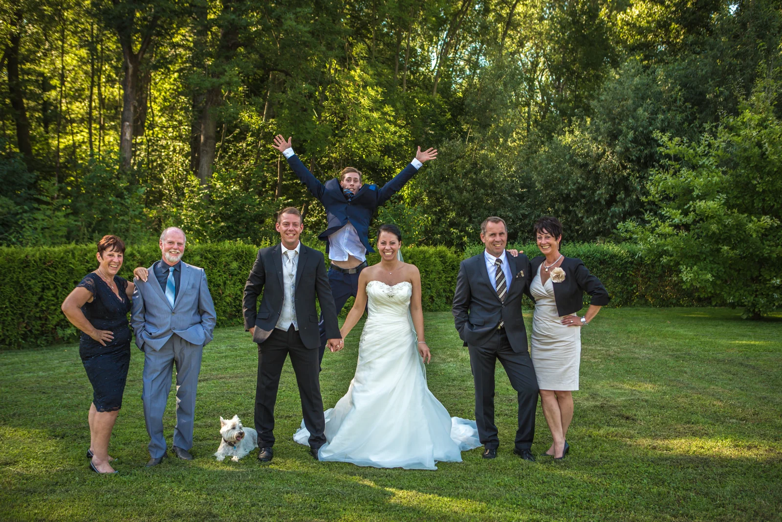 Jan mit ausgestreckten Armen beim Gruppenbild – Trash the Dress mit Sabrina und Jan