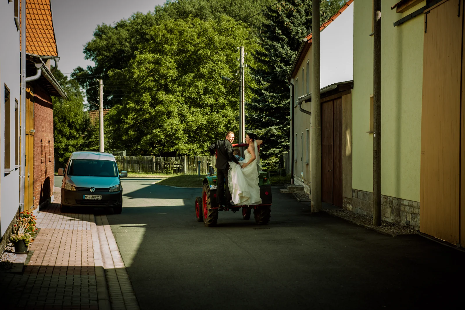 Sabrina auf einem grünen Traktor – Trash the Dress mit Sabrina und Jan
