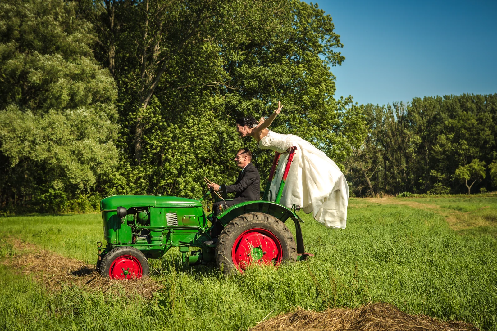 Ein verspielter Moment auf dem Traktor – Trash the Dress mit Sabrina und Jan