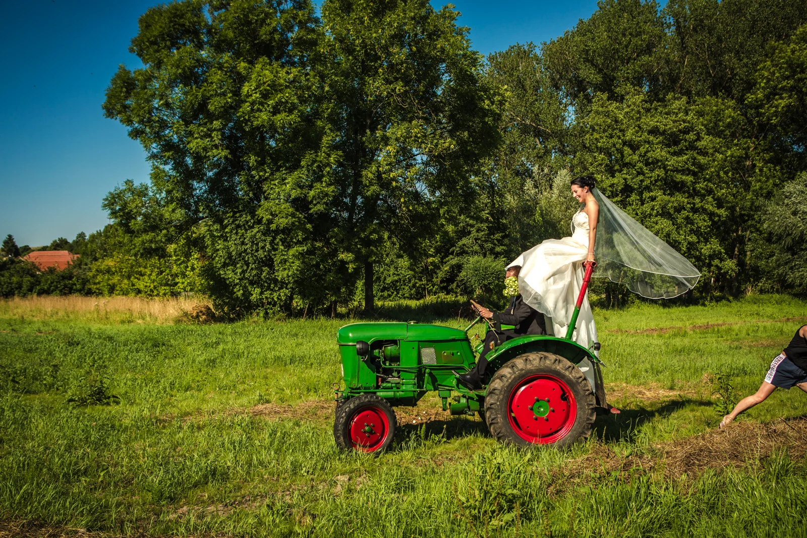 Sabrina winkt vom Traktor – Trash the Dress mit Sabrina und Jan