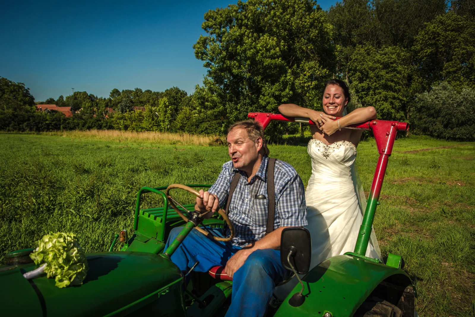 Jan fährt Sabrina auf dem Traktor – Trash the Dress mit Sabrina und Jan