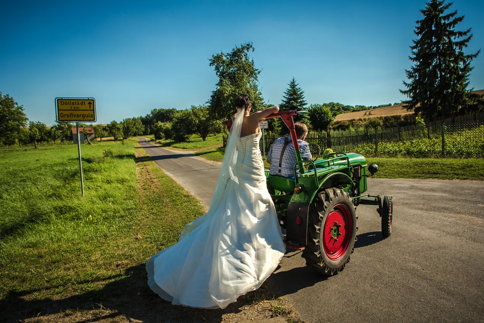 Mit dem Traktor geht es zum nächsten Motiv – Trash the Dress mit Sabrina und Jan
