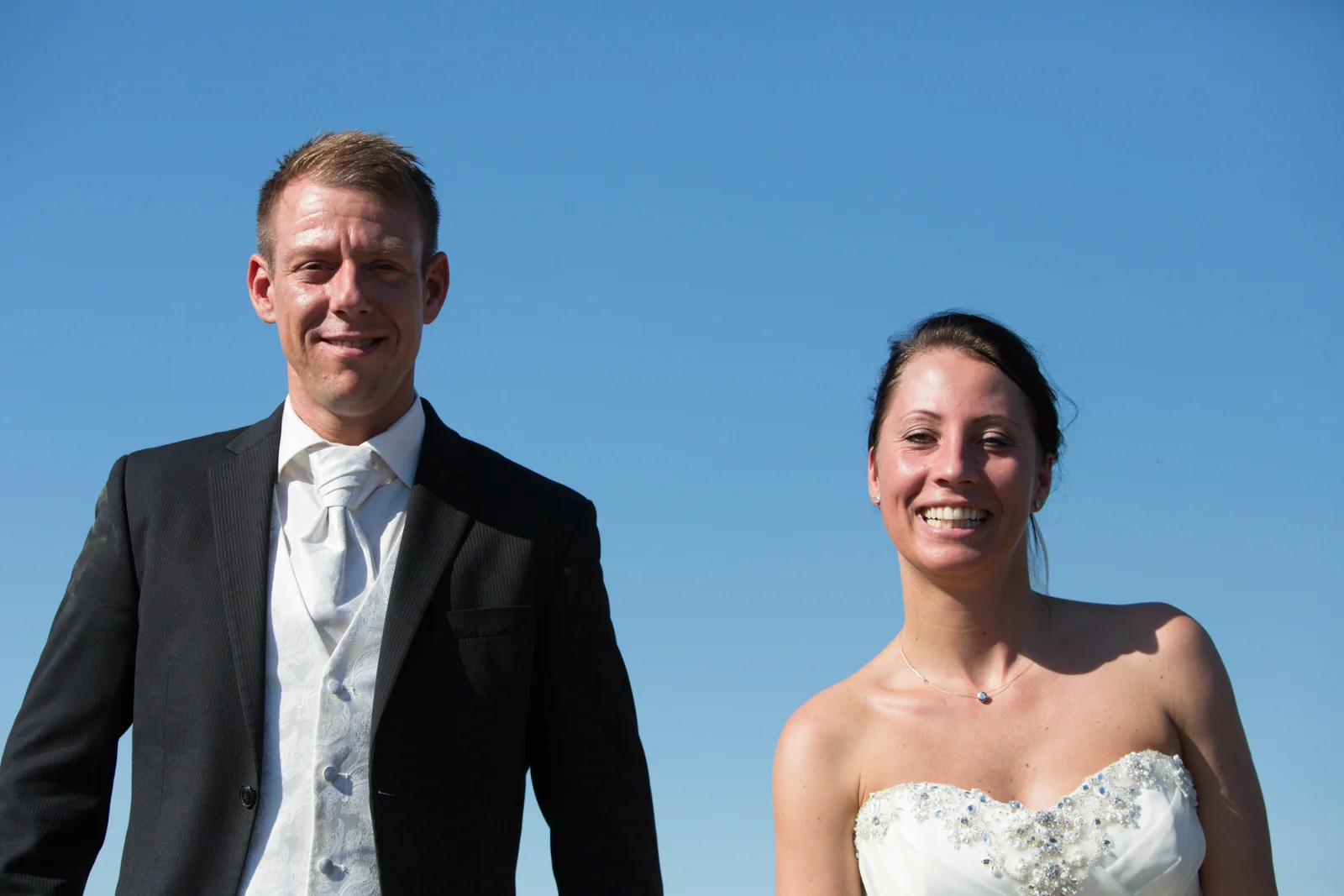 Sabrina und Jan vor blauem Himmel – Trash the Dress mit Sabrina und Jan