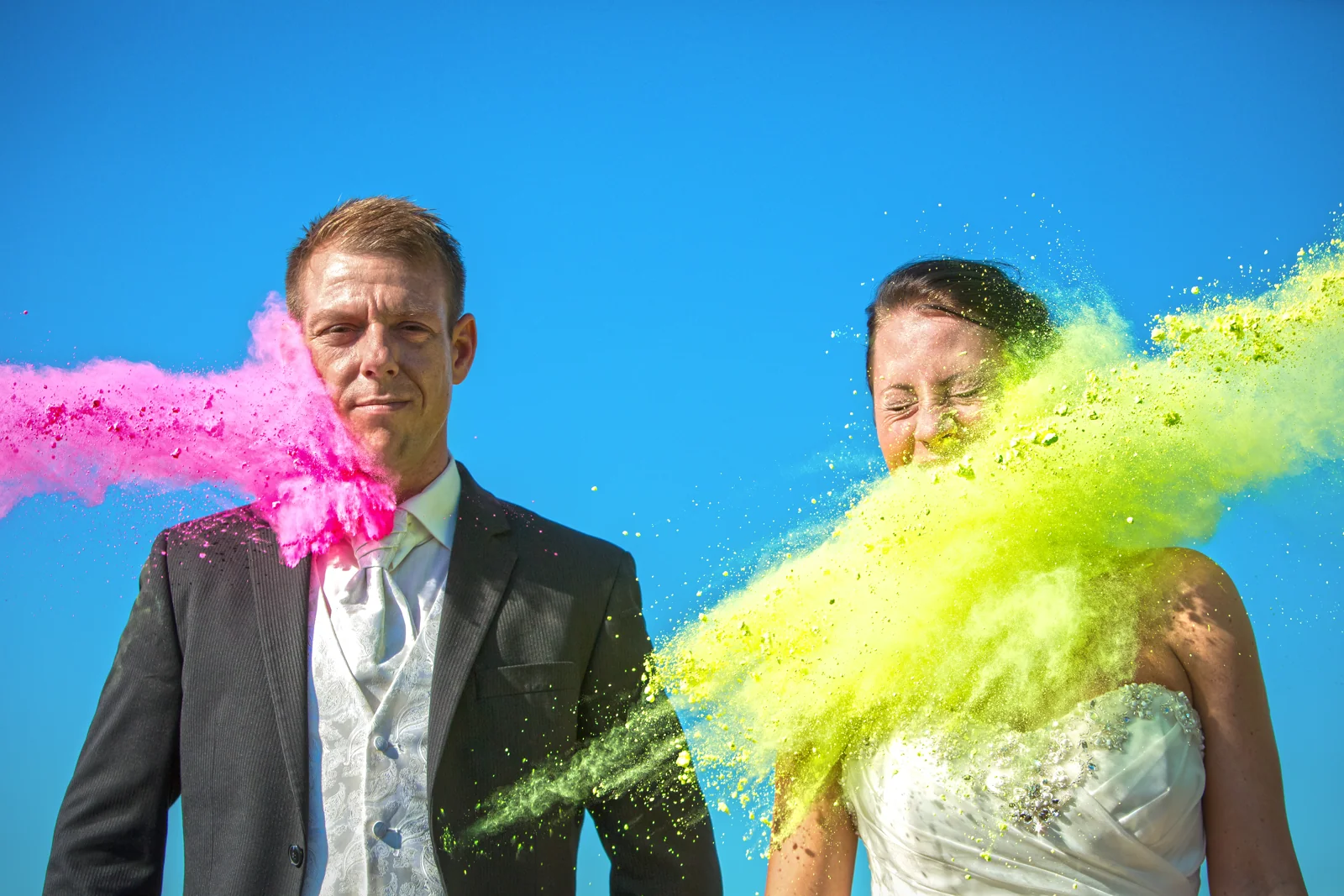 Pinkes und grünes Farbpulver beim Trash-the-Dress-Shooting – Trash the Dress mit Sabrina und Jan