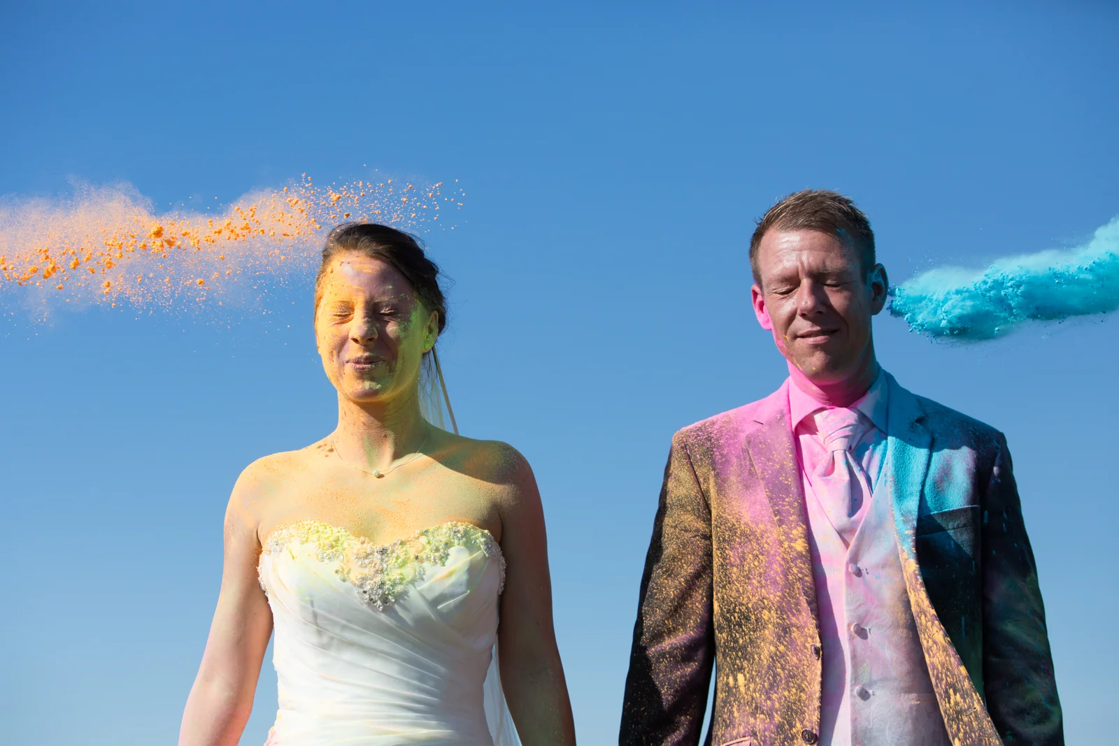 Orangefarbenes und blaues Farbpulver um das Brautpaar – Trash the Dress mit Sabrina und Jan