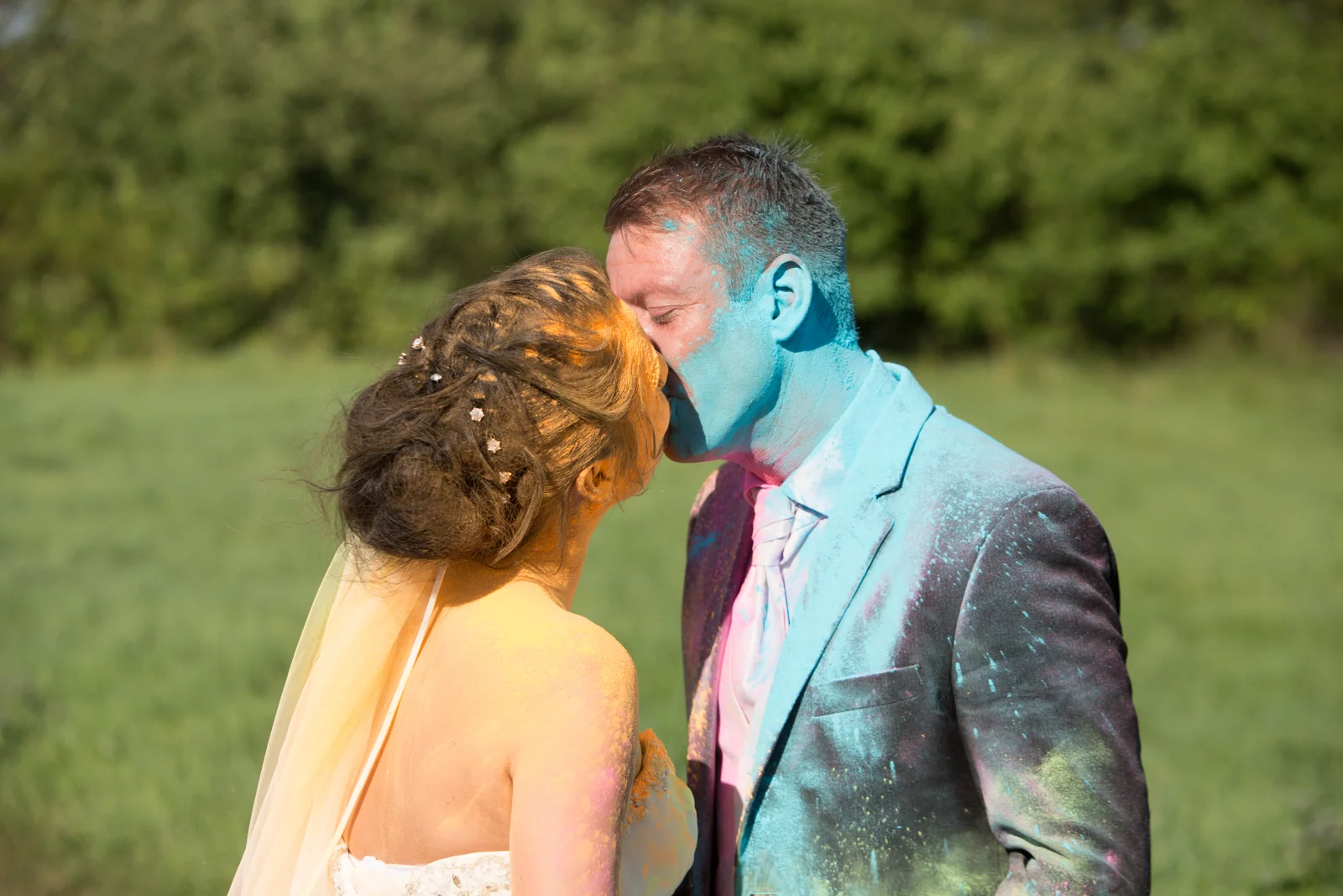 Ein Kuss nach der Farbpulveraktion – Trash the Dress mit Sabrina und Jan