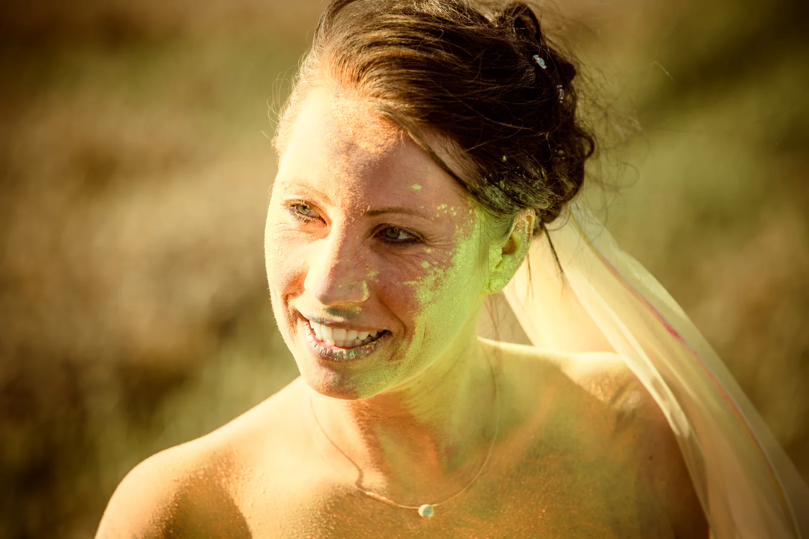 Sabrina mit Farbpulver im Gesicht – Trash the Dress mit Sabrina und Jan