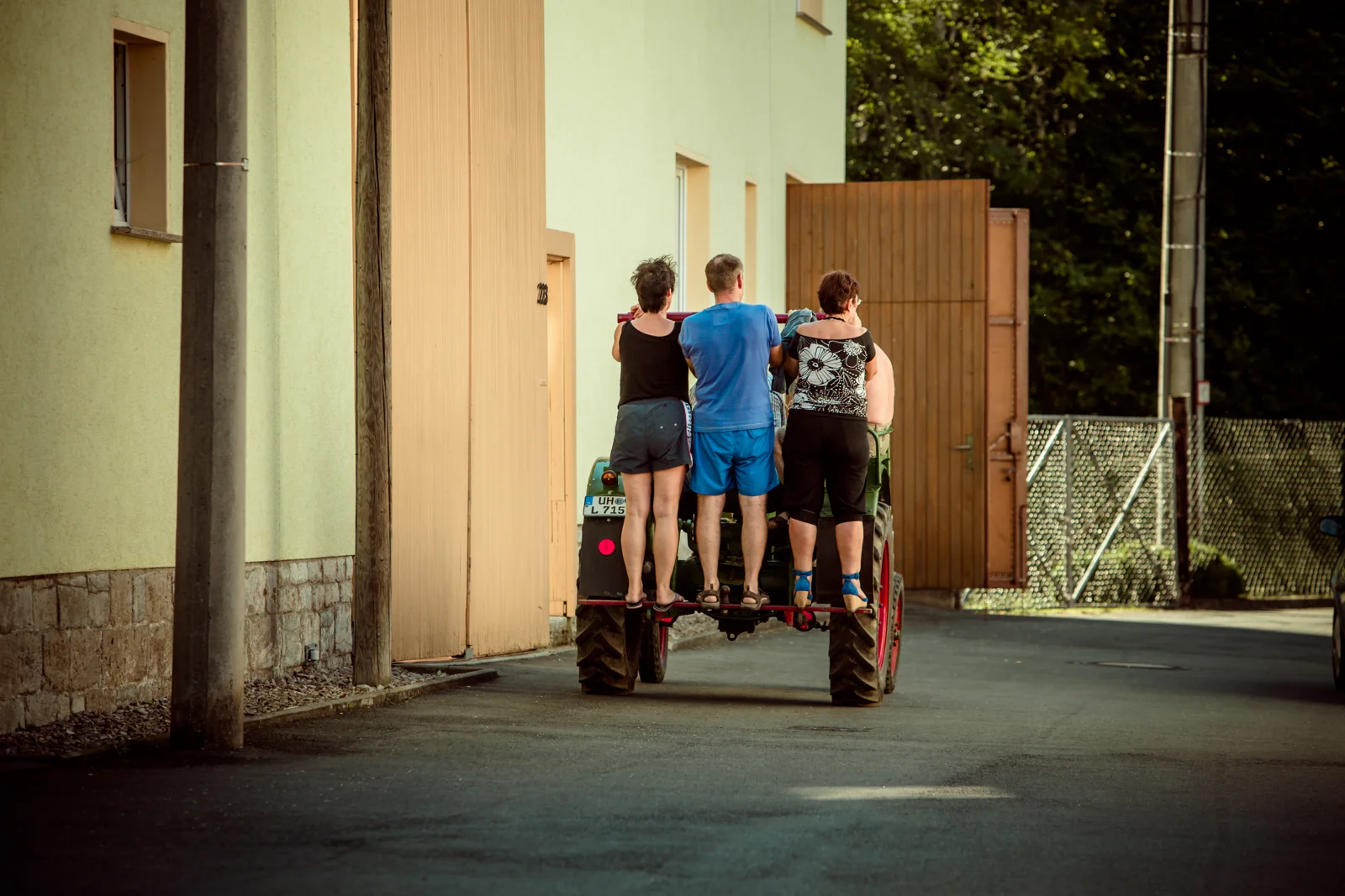 Gemeinsam unterwegs mit dem Traktor – Trash the Dress mit Sabrina und Jan