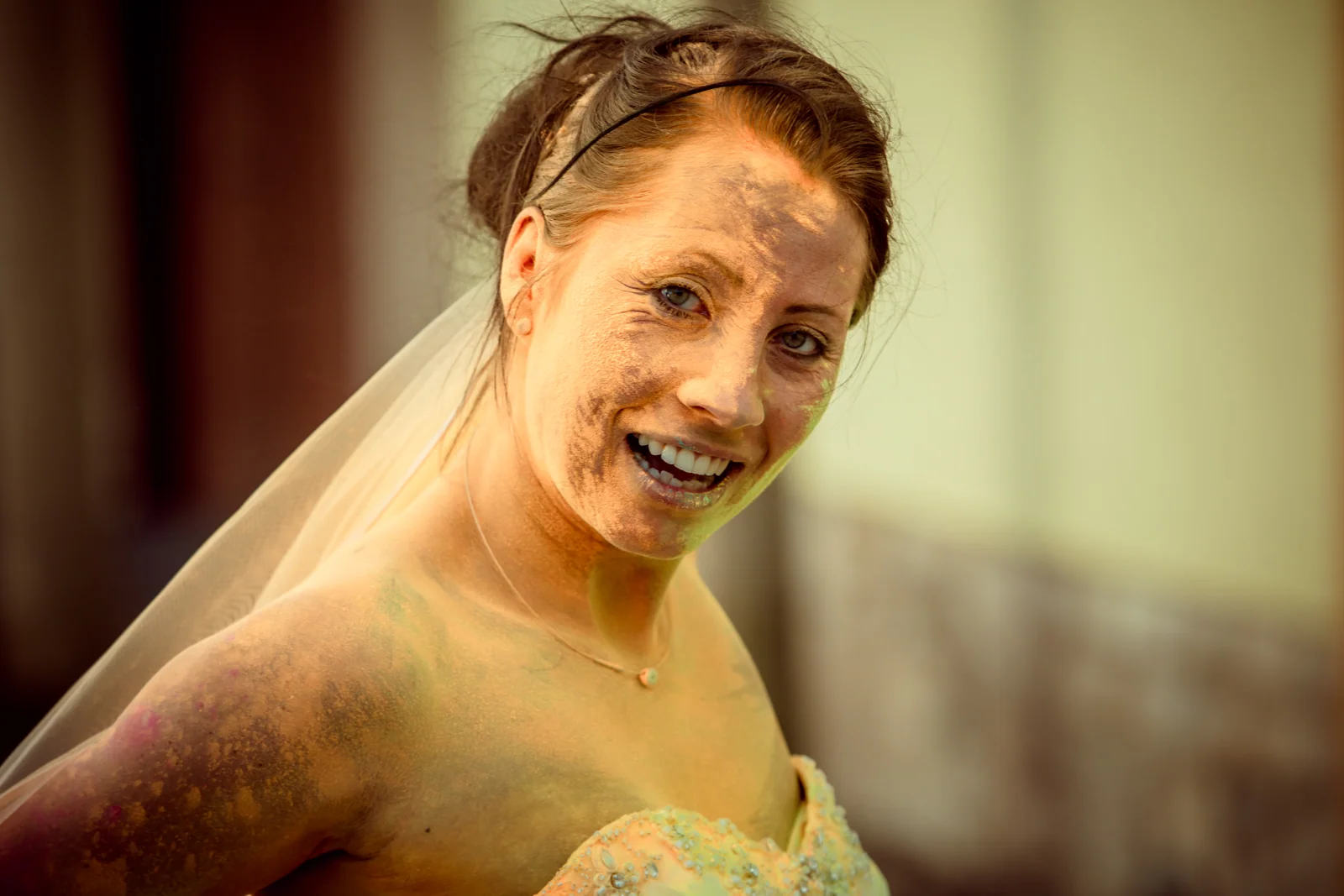 Sabrina lacht nach der Farbpulveraktion – Trash the Dress mit Sabrina und Jan
