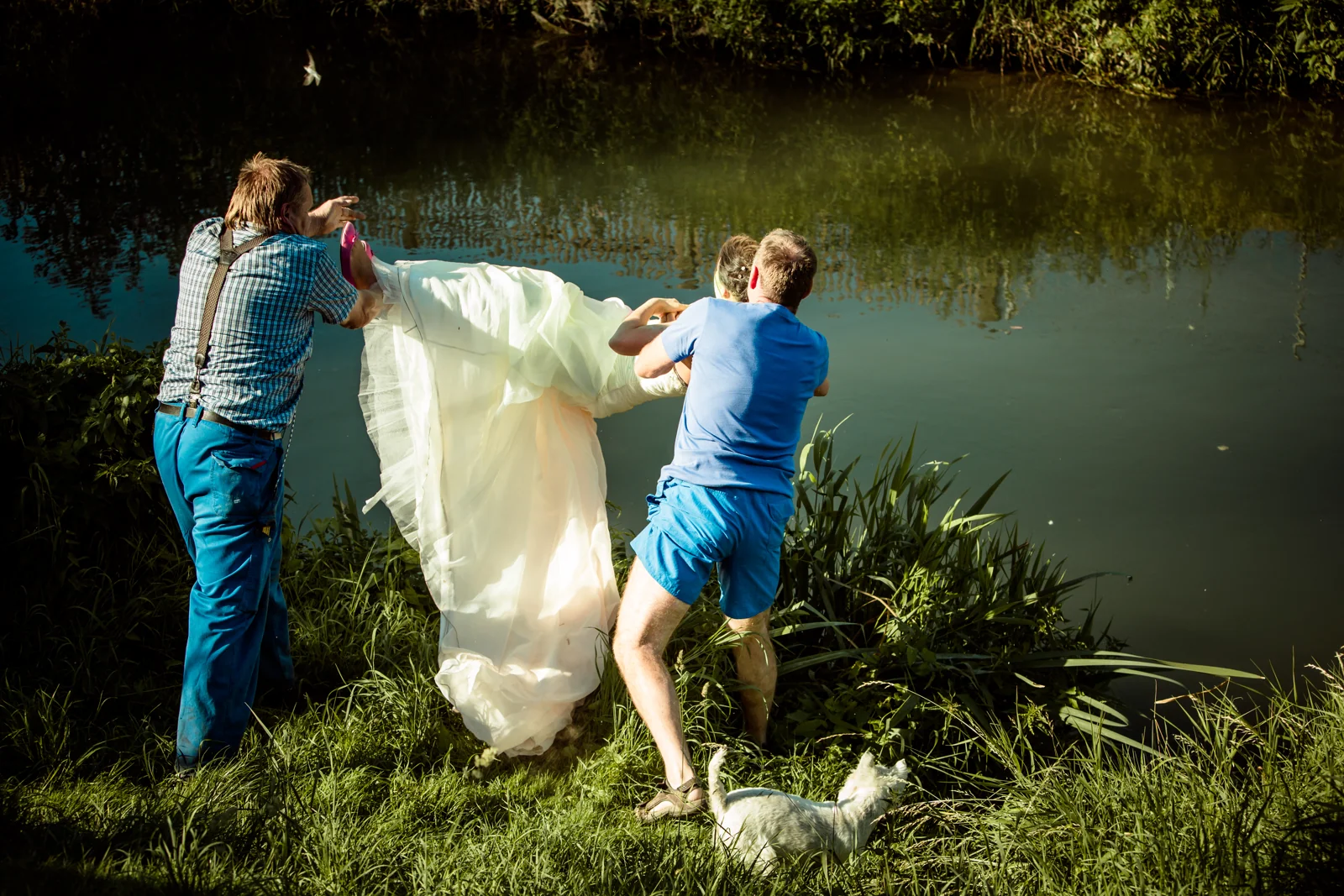 Die Helfer heben Sabrina am Wasser hoch – Trash the Dress mit Sabrina und Jan