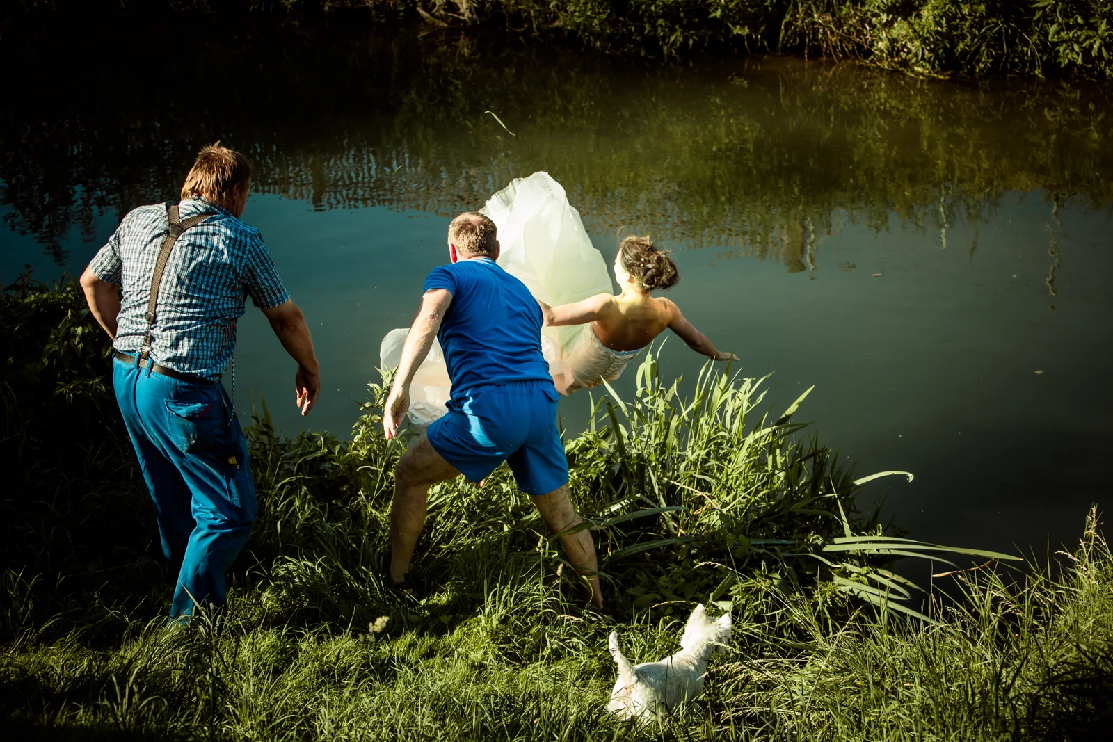 Mit Schwung geht es im Brautkleid ins Wasser – Trash the Dress mit Sabrina und Jan