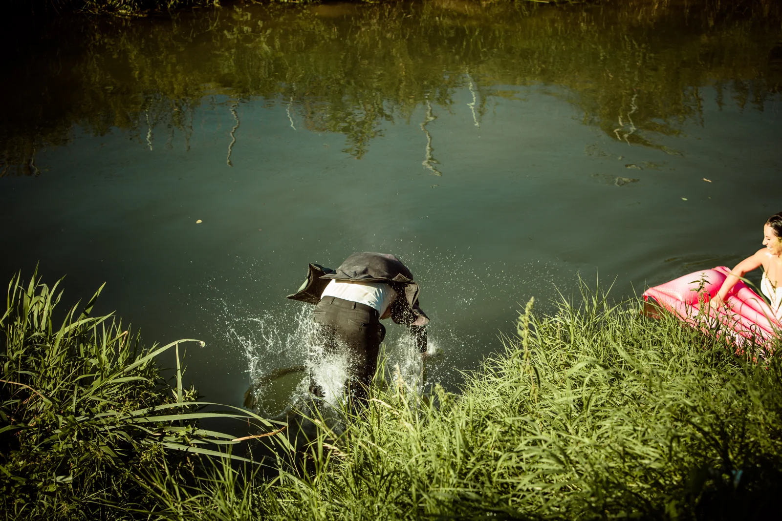 Jan springt mit ausgestreckten Armen ins Wasser – Trash the Dress mit Sabrina und Jan