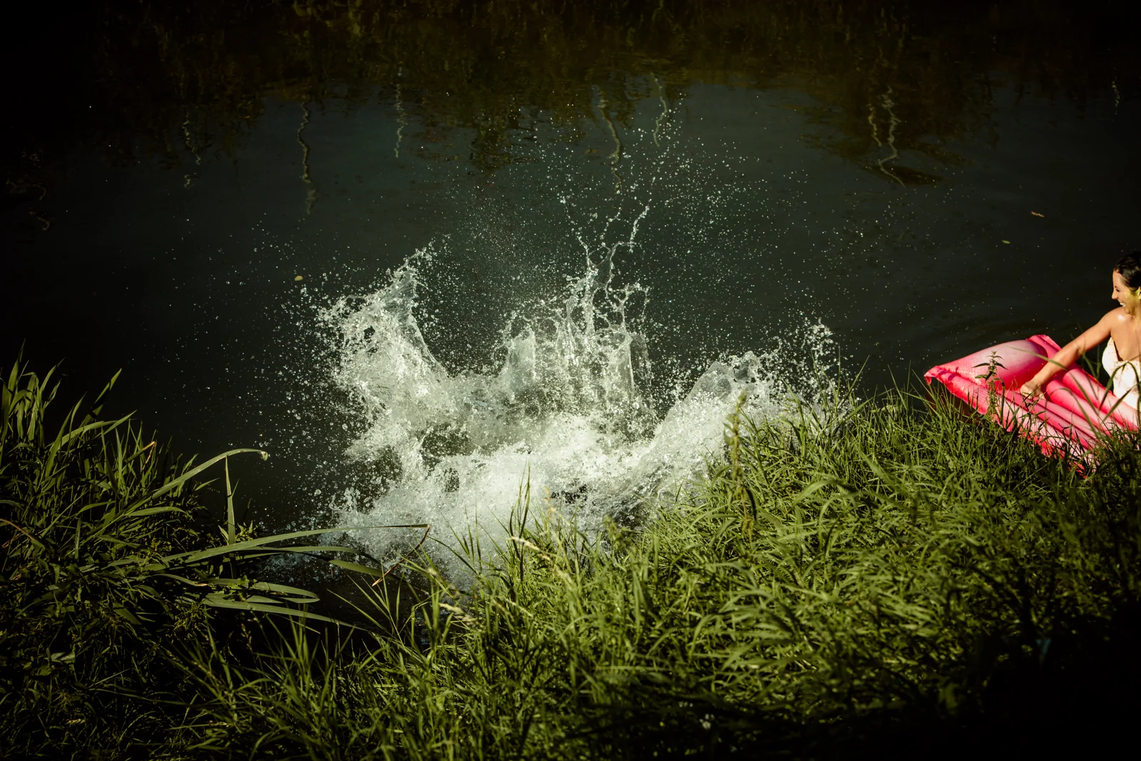 Ein großer Wasserspritzer nach Jans Sprung – Trash the Dress mit Sabrina und Jan