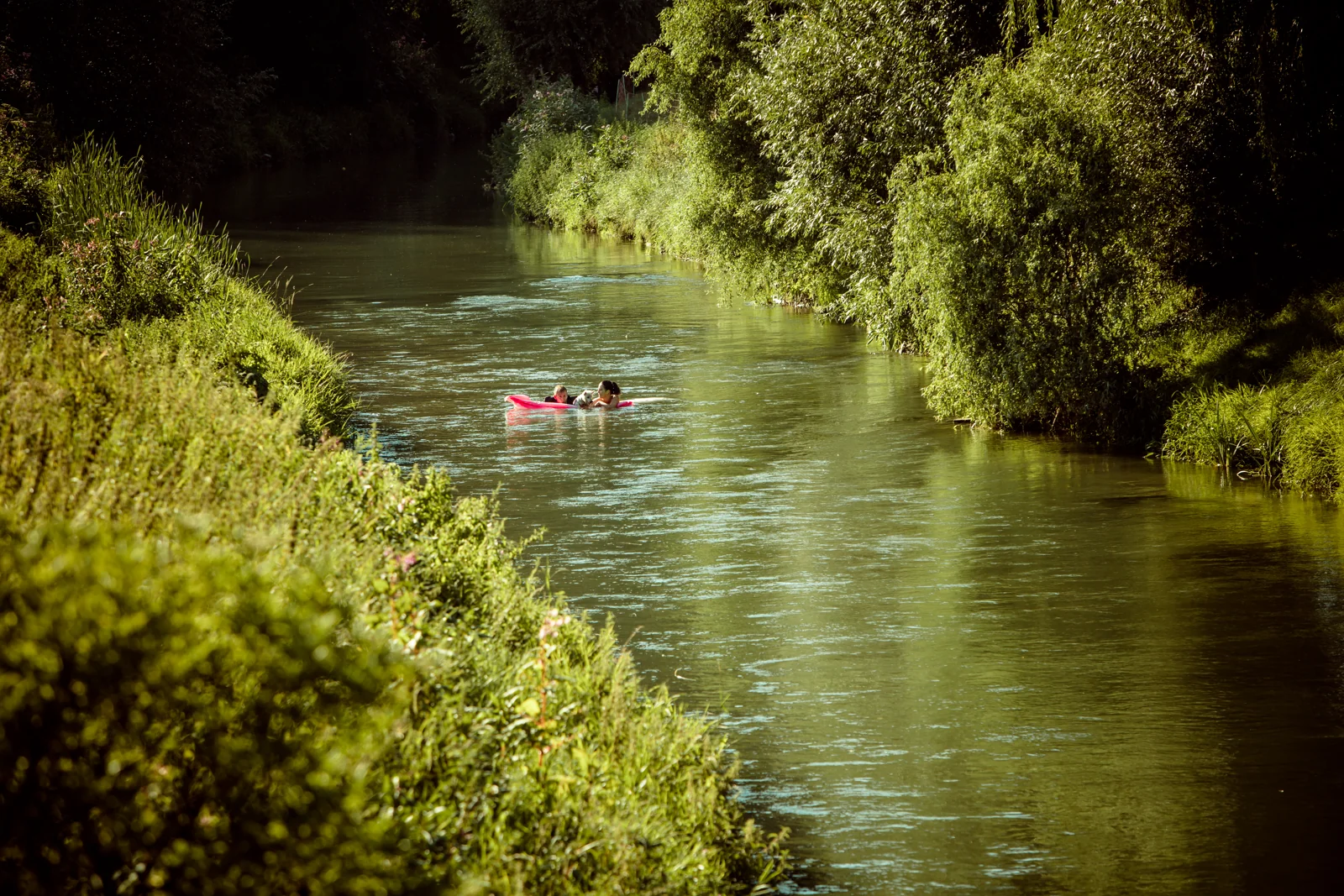 Sabrina und Jan mit der Luftmatratze im Wasser – Trash the Dress mit Sabrina und Jan