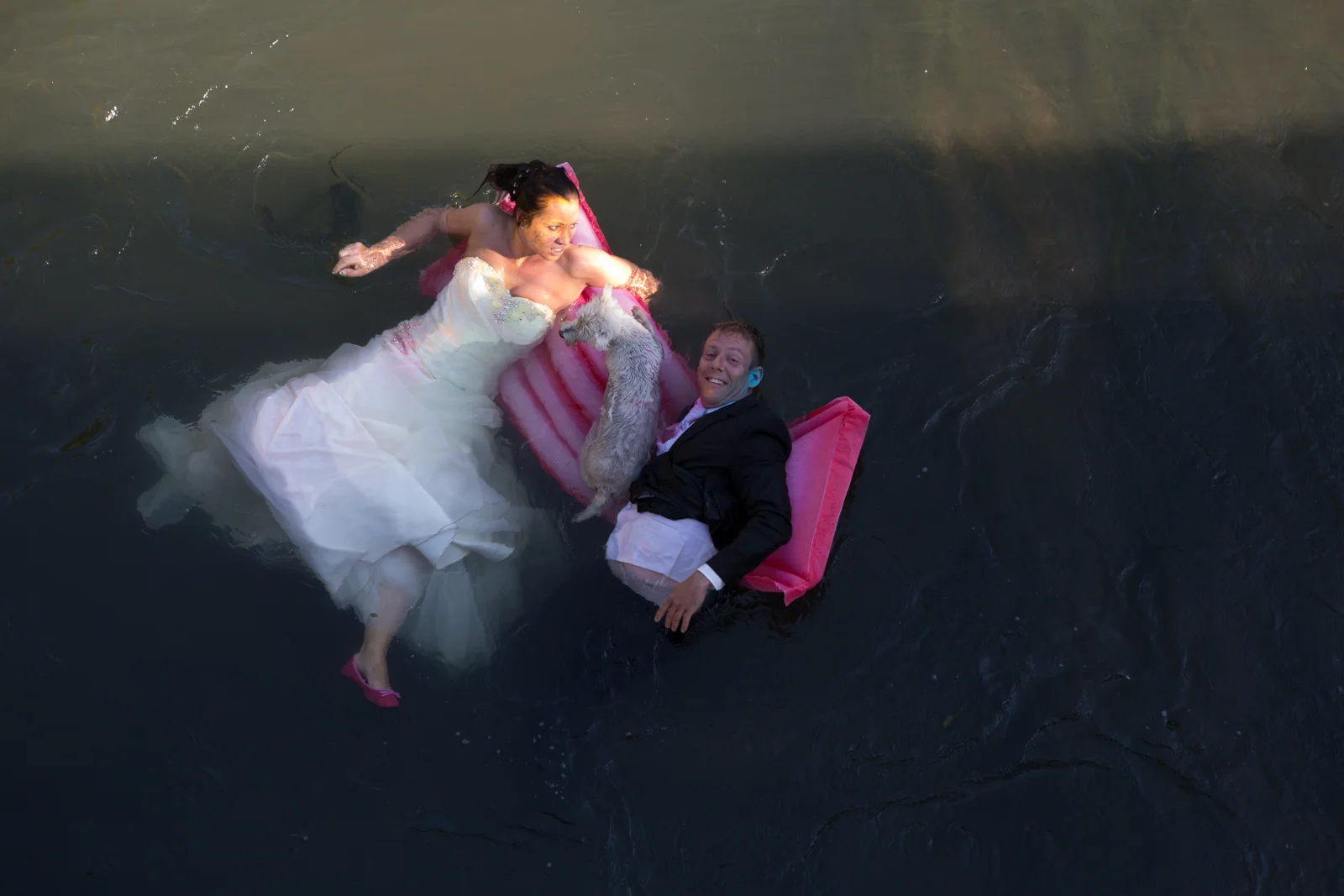 Das Brautpaar auf der Luftmatratze von oben gesehen – Trash the Dress mit Sabrina und Jan
