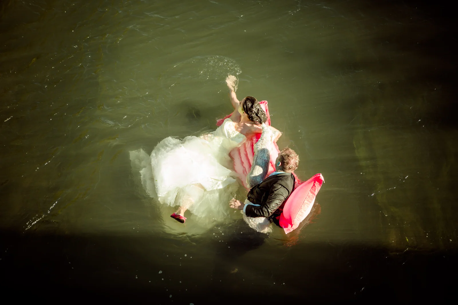 Sabrina winkt von der pinken Luftmatratze – Trash the Dress mit Sabrina und Jan