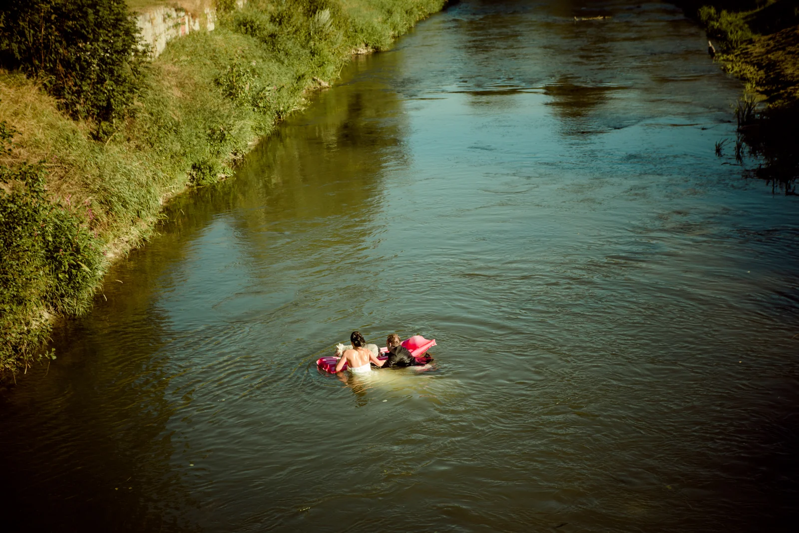 Die pinke Luftmatratze mitten im Wasser – Trash the Dress mit Sabrina und Jan