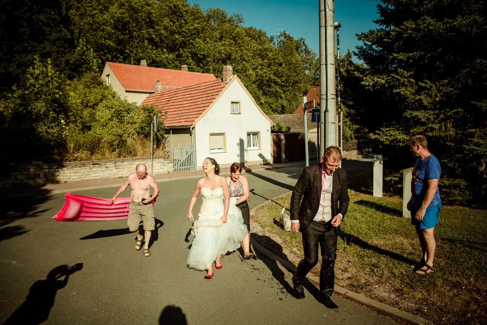 Gemeinsam zurück vom Wasser mit der Luftmatratze – Trash the Dress mit Sabrina und Jan