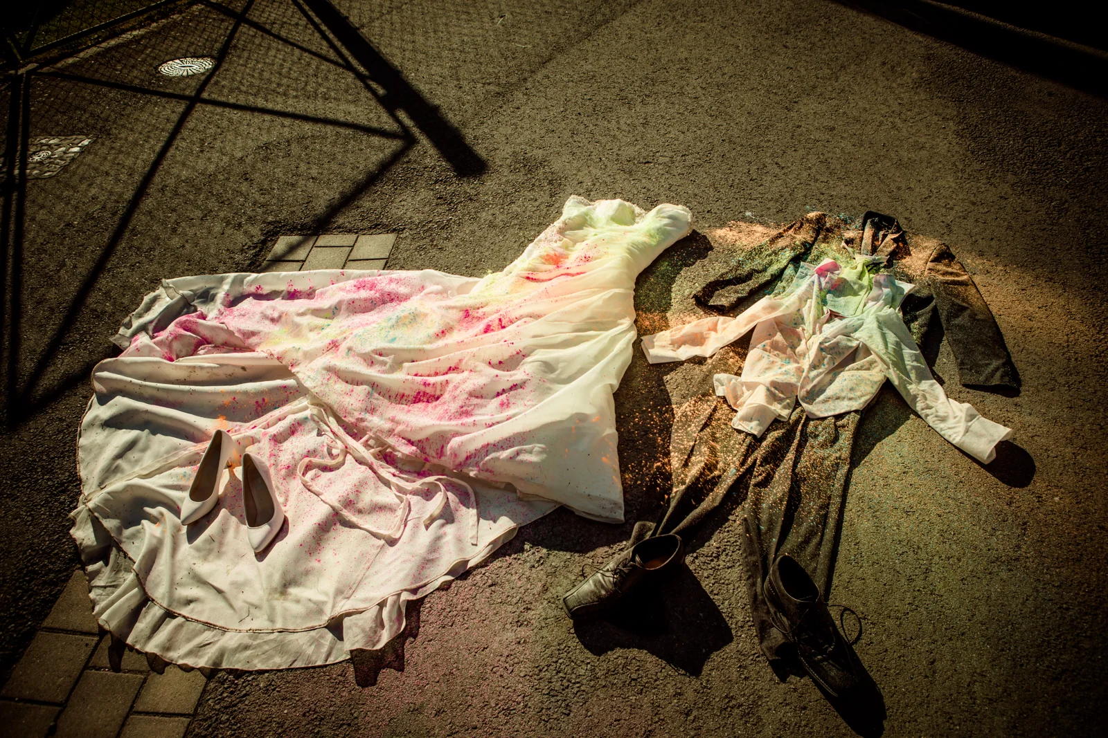 Das bunte Brautkleid nach dem Shooting – Trash the Dress mit Sabrina und Jan