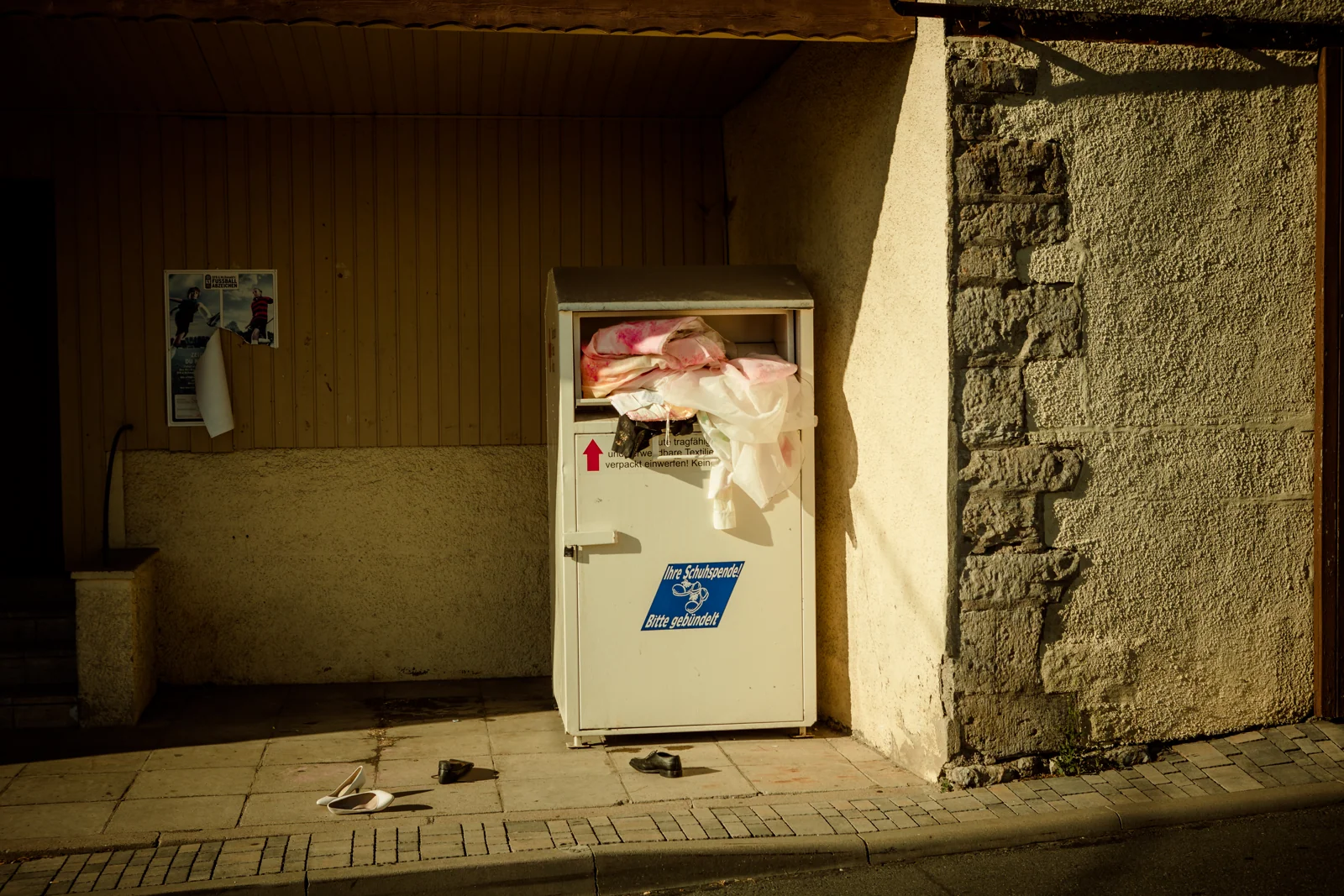 Ein Foto für den Brautausstatter – Sabrina fand dieses Motiv nach den misslungenen Änderungen passender ;-) – Trash the Dress mit Sabrina und Jan