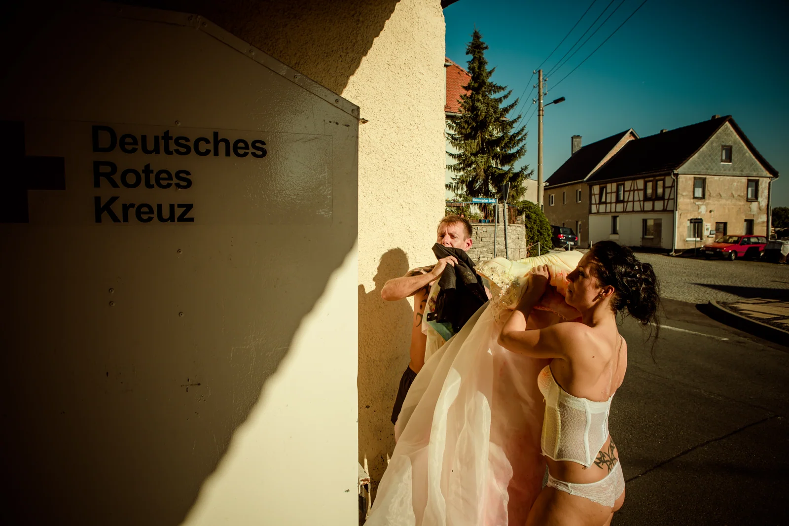 Sabrina und Jan am Altkleidercontainer – Trash the Dress mit Sabrina und Jan
