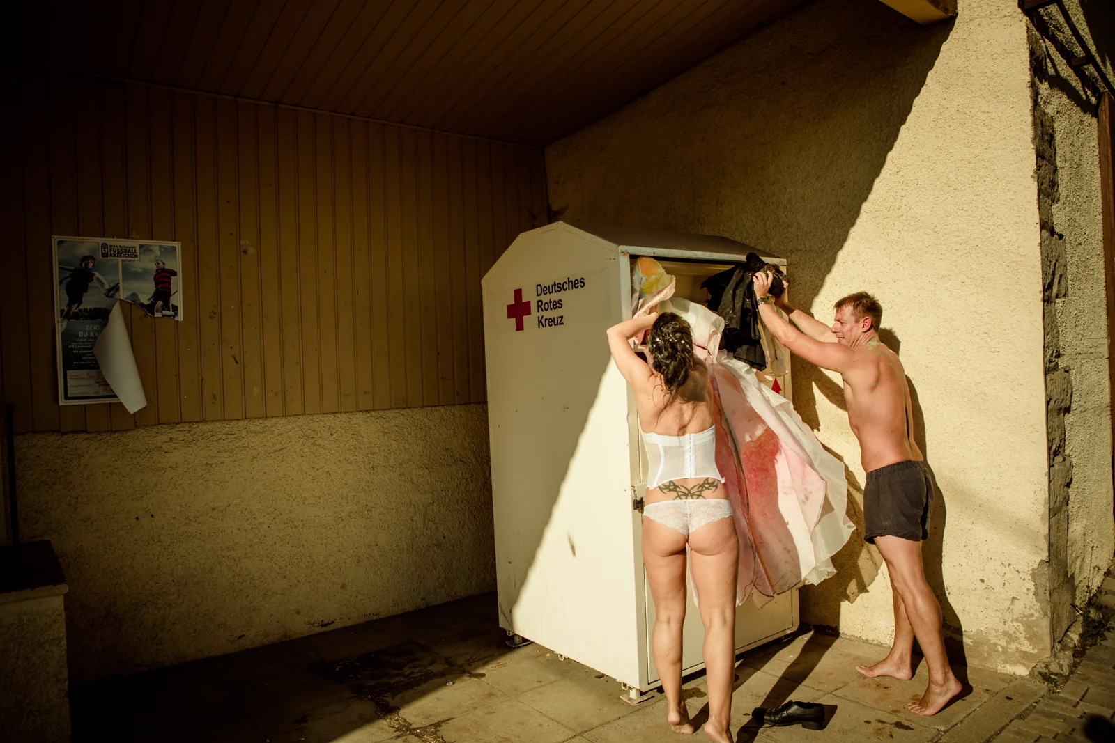 Gemeinsam verstauen die beiden das Brautkleid – Trash the Dress mit Sabrina und Jan