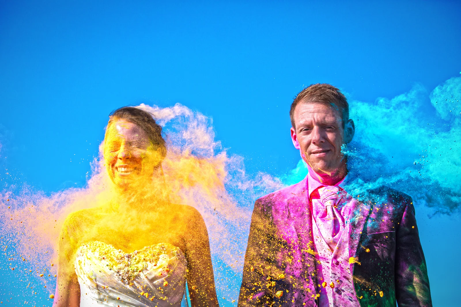 Sabrina und Jan in einer gelben und blauen Farbwolke – Trash the Dress mit Sabrina und Jan