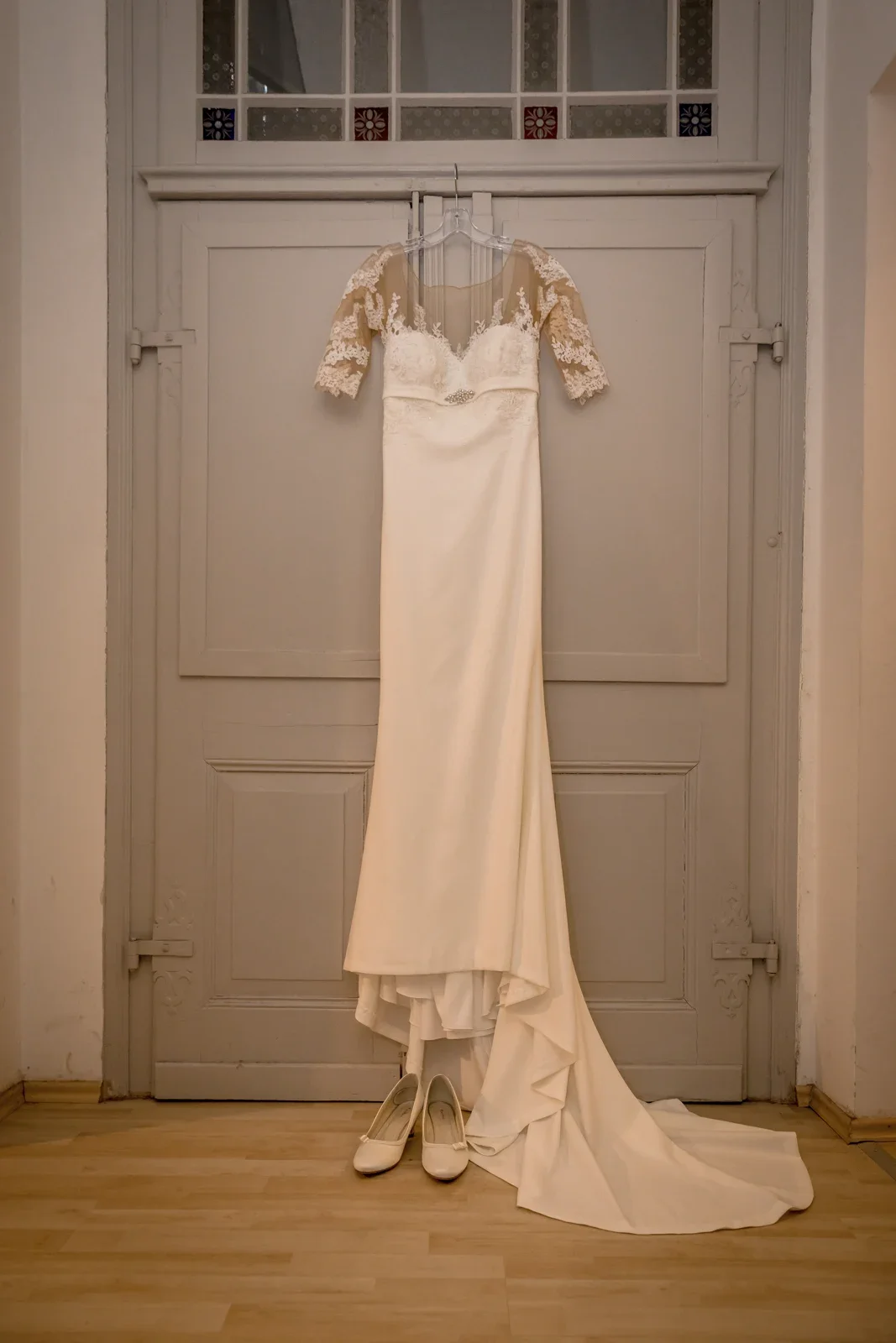 Das Brautkleid wartet auf seinen großen Auftritt – Winterhochzeit von Anika und Marcus auf Schloss Ettersburg und in Weimar