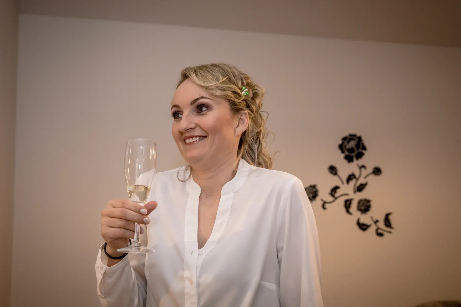 Ein Lächeln während der Vorbereitungen – Winterhochzeit von Anika und Marcus auf Schloss Ettersburg und in Weimar