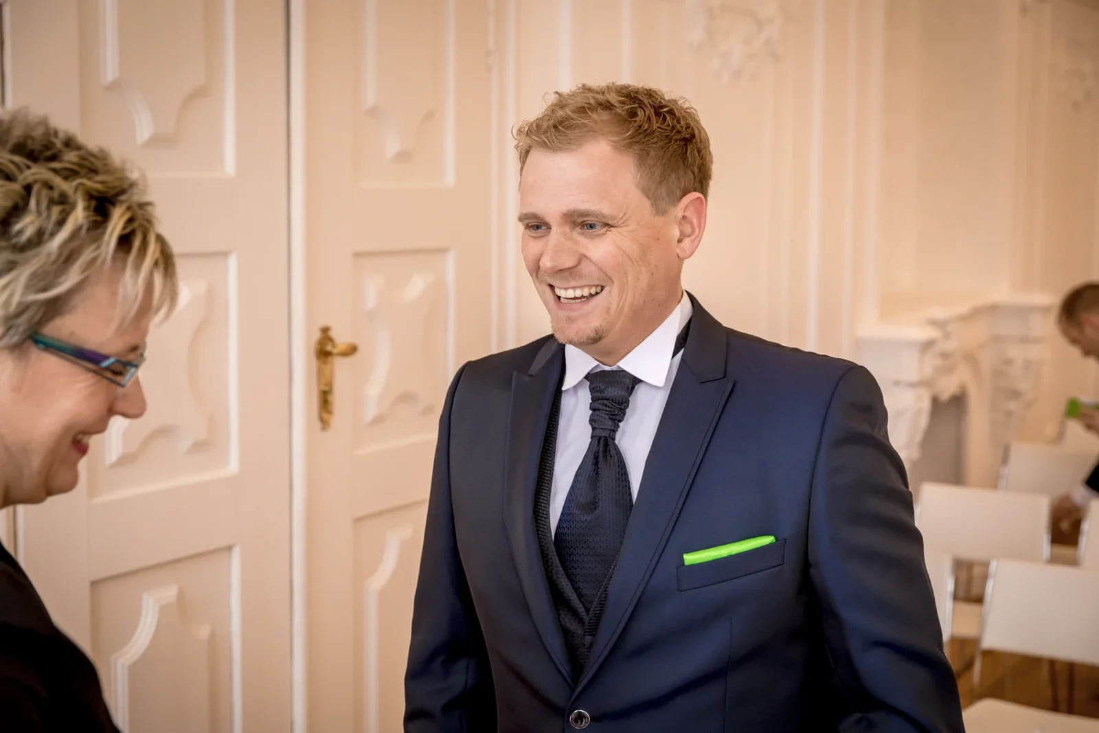 Marcus wartet im Schloss Ettersburg – Winterhochzeit von Anika und Marcus auf Schloss Ettersburg und in Weimar